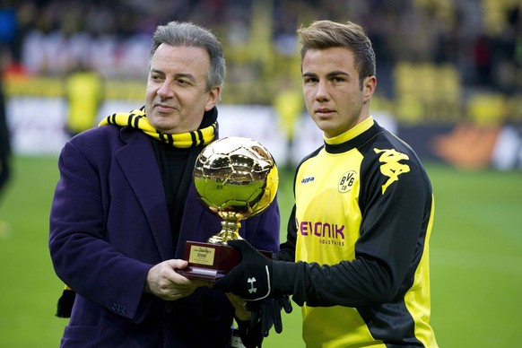 Massimo FRANCHI (li., Redakteur Tuttosport, ITA) überreicht Mario GOETZE (GÖTZE) den Pokal. Mario GOETZE (GÖTZE, DO) ist zum europaweit besten Fußballer unter 21 Jahren gewählt worden, zum Golden Boy