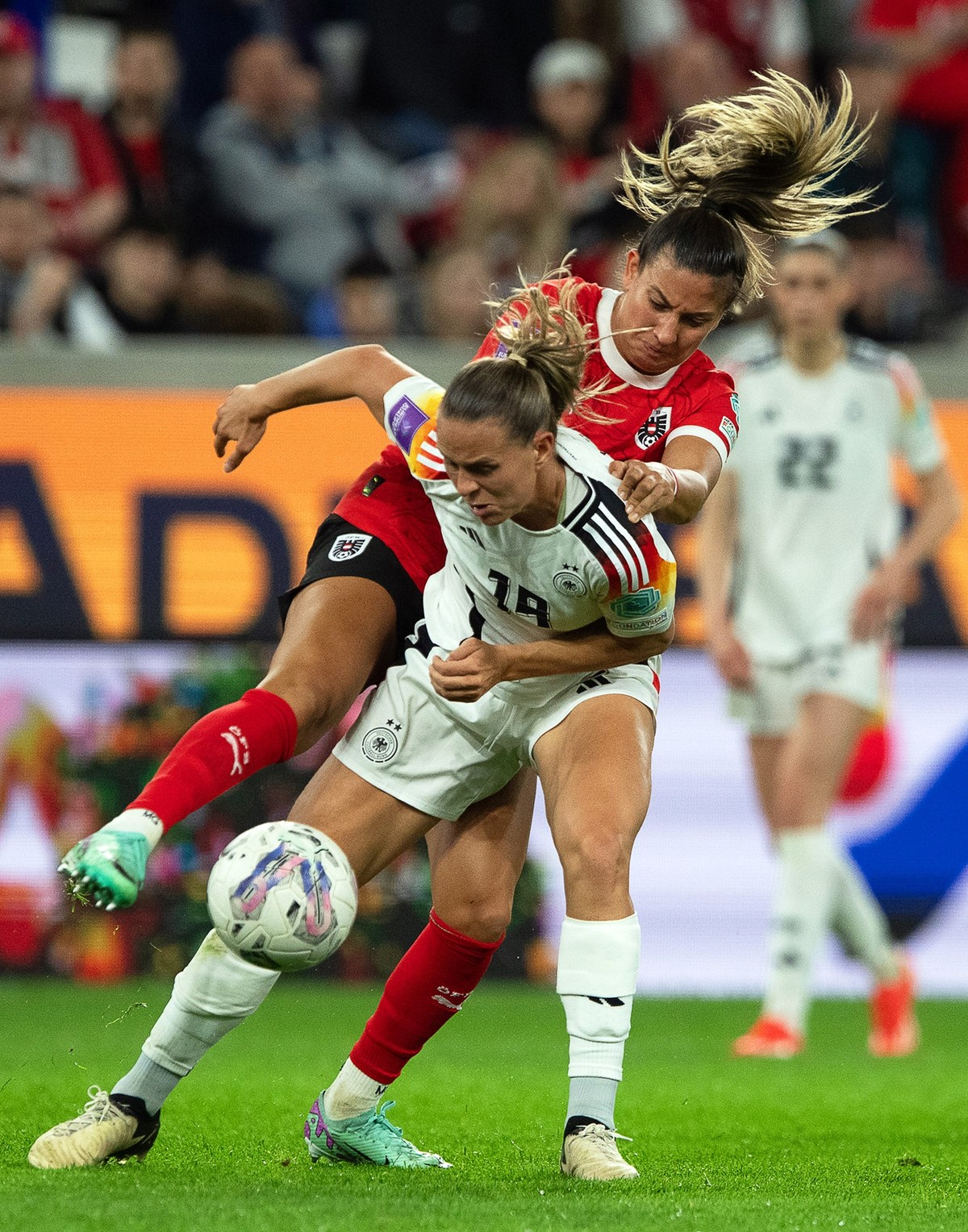 dpatopbilder - 05.04.2024, Österreich, Linz: Fußball, Frauen: EM-Qualifikation, Österreich - Deutschland, Raiffeisen Arena. Deutschlands Klara Bühl (vorne) und Österreichs Marina Georgieva kämpfen um  ...