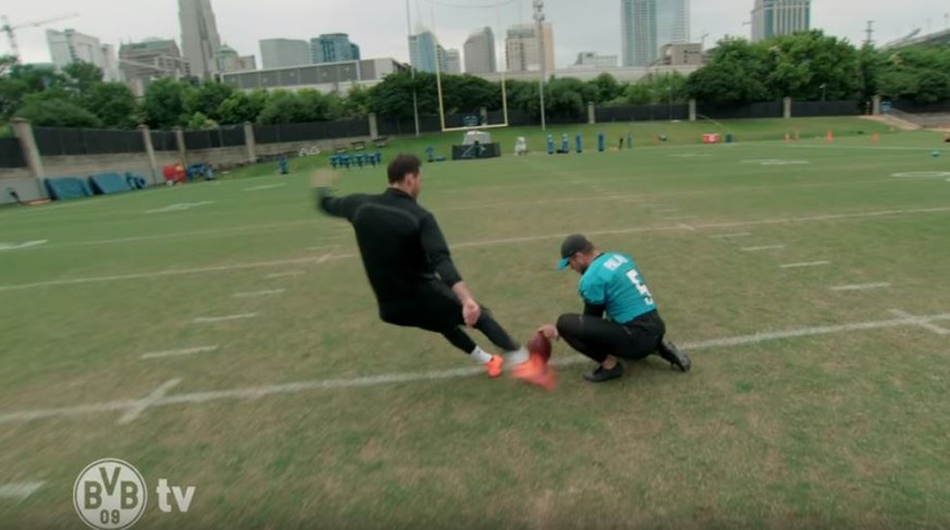 Als Bürki plötzlich seine Klebe rausholt, staunen die NFL-Stars.