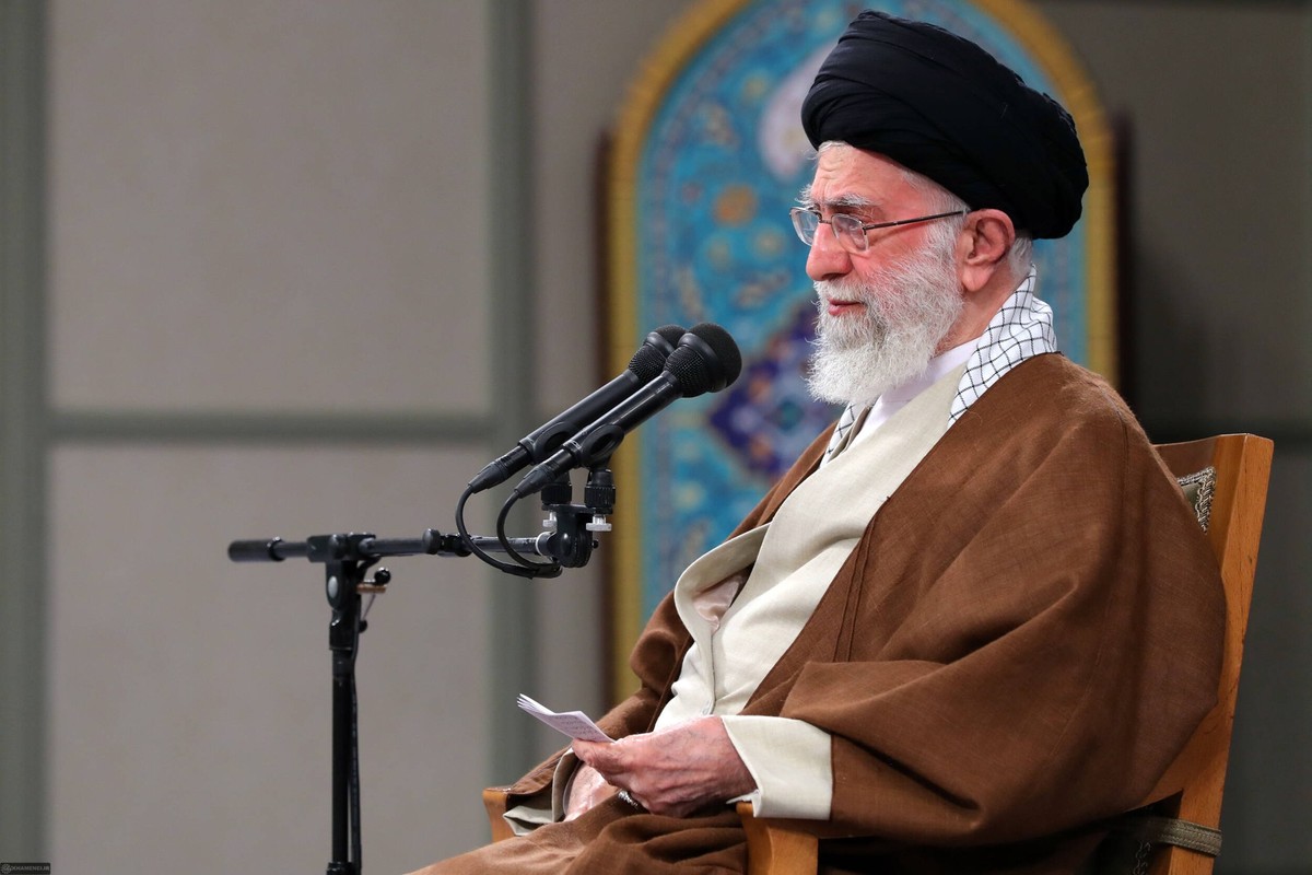 News Bilder des Tages December 6, 2022, Tehran, Tehran, Iran: A handout photo made available by the Iranian supreme leader s office shows Iranian Supreme leader Ayatollah ALI KHAMENEI meets with membe ...