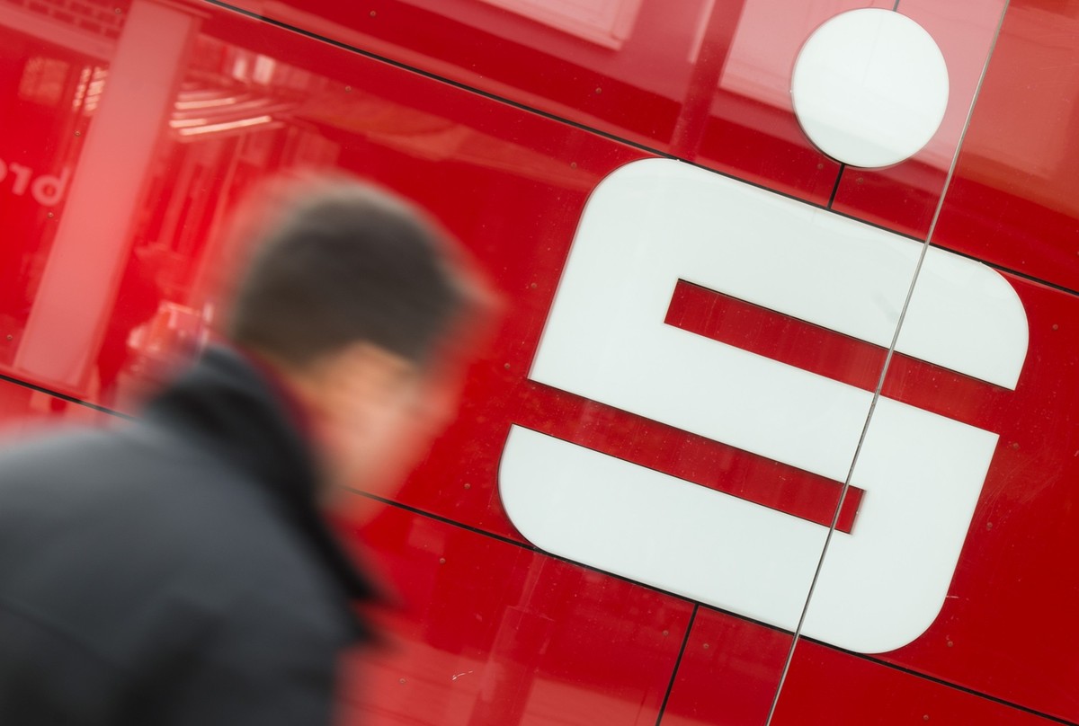 ARCHIV - 01.03.2016, Niedersachsen, Hannover: Ein Mann geht an einer Filiale der Sparkasse vorbei. (zu dpa: