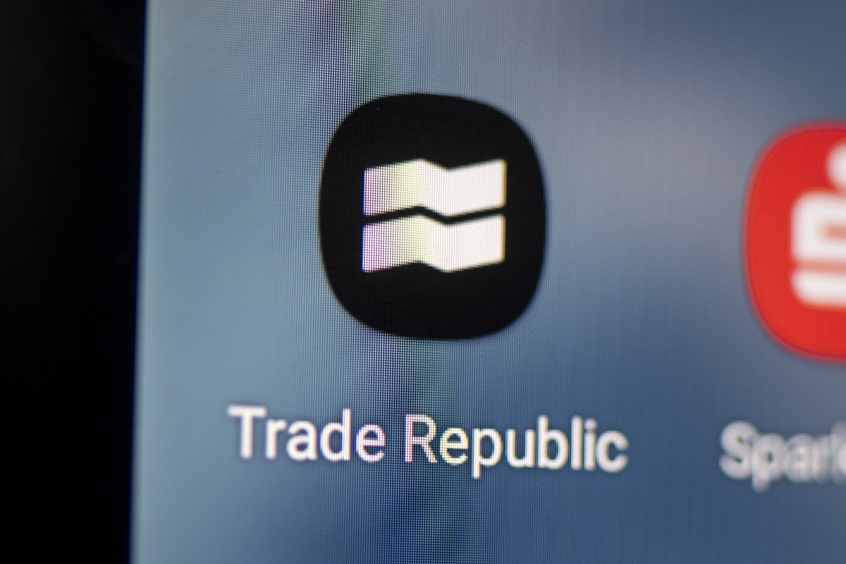 ILLUSTRATION - 28.04.2021, Berlin: Auf dem Bildschirm eines Smartphones sieht man das Logo der App Trade Republic. (zu dpa: