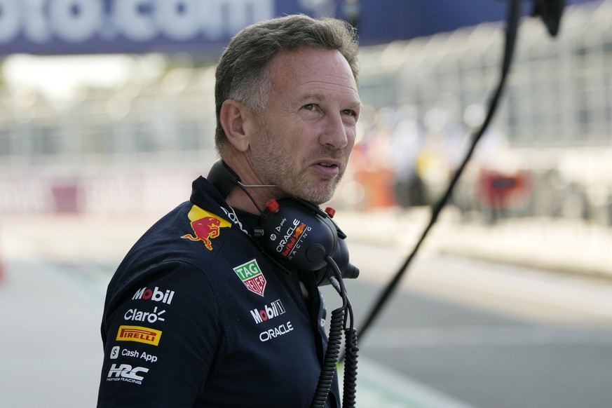 05.05.2023, USA, Miami Gardens: Christian Horner, Teamchef von Red Bull, verlässt die Garage auf der Miami International Autodrome. In diesem Jahr liegt ein Schatten über der Präsentation des neuen RB ...