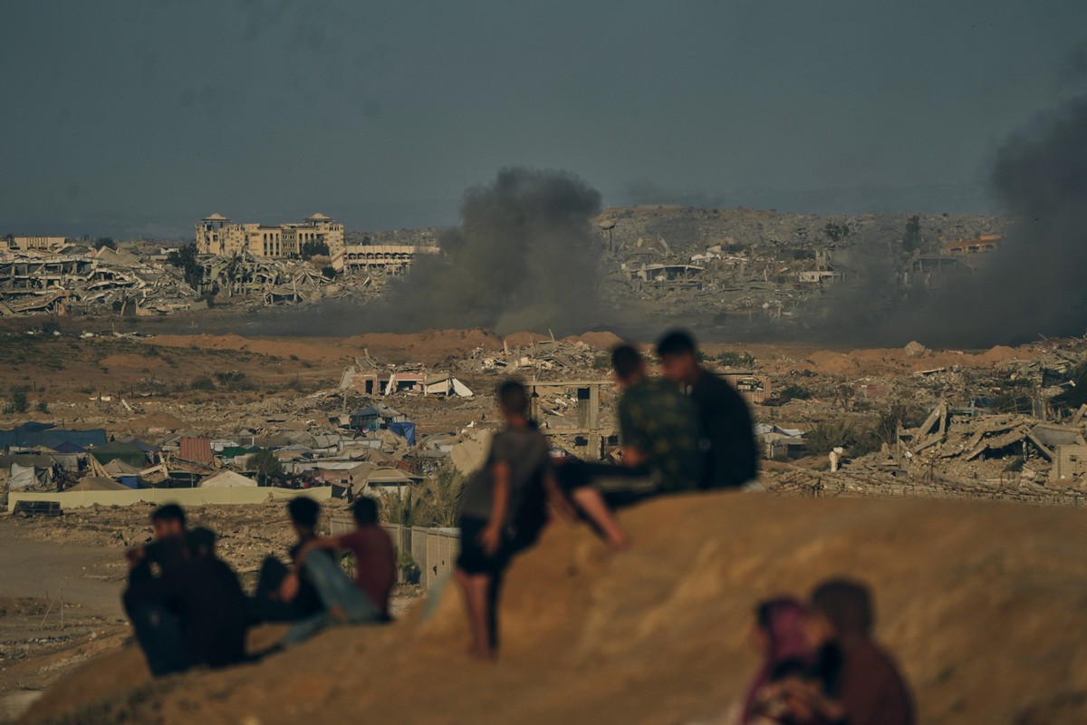 ARCHIV - 01.10.2025, Palästinensische Gebiete, Wadi Gaza: Rauch steigt auf von einem israelischen Artilleriebeschuss in der Nähe von Wadi Gaza, im zentralen Gazastreifen. Israel und die islamistische  ...