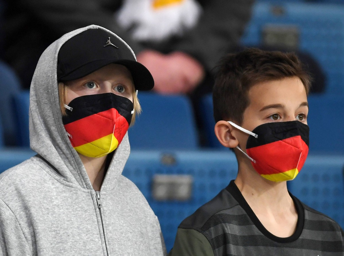 Deutsche Fußballfans im Stadion der TSG Hoffenheim fotografiert am 26.3.22 in Sinsheim beim Fußball Freundschaftsspiel BRD gegen Israel. DFL/DFB REGULATIONS PROHIBIT ANY USE OF PHOTOGRAPHS as IMAGE SE ...