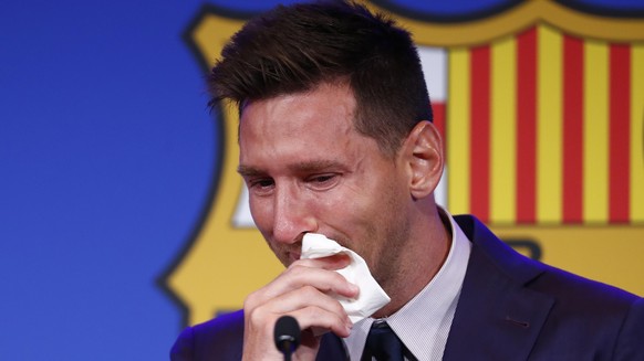 08.08.2021, Spanien, Barcelona: FC Barcelonas Lionel Messi weint zu Beginn einer Pressekonferenz im Camp Nou Stadion. Der FC Barcelona hatte zuvor bekannt gegeben, dass die Verhandlungen mit Lionel Me ...