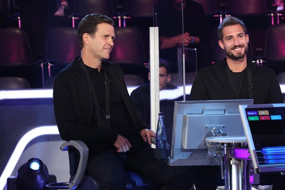 Moderator Günther Jauch mit (hi., v.l.) Lukas Klostermann, Niklas Süle, Oliver Bierhoff, Kevin Trapp. (vo., v.l.) Leon Goretzka, Joshua Kimmich. Im Hintergrund steht das &quot;Team hinter dem Team&quo ...