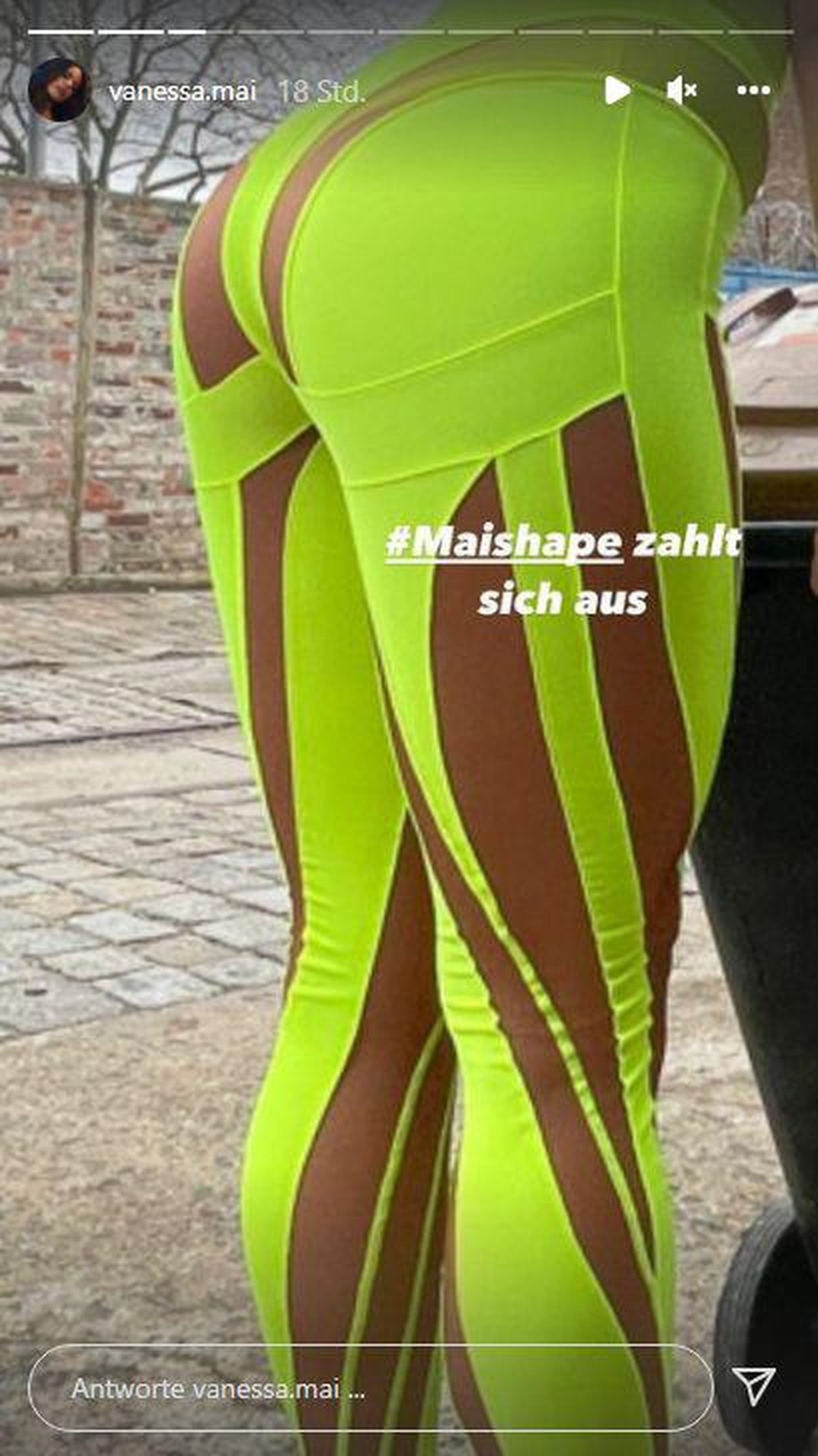 Vanessa Mai zoomt auf ihren Po.