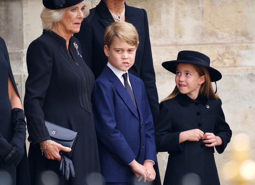 19.09.2022, Großbritannien, London: Königsgemahlin Camilla (l-r), Prinz George, und Prinzessin Charlotte verlassen die Westminster Abbey nach dem Staatsakt vor der Beisetzung von Königin Elizabeth II. ...