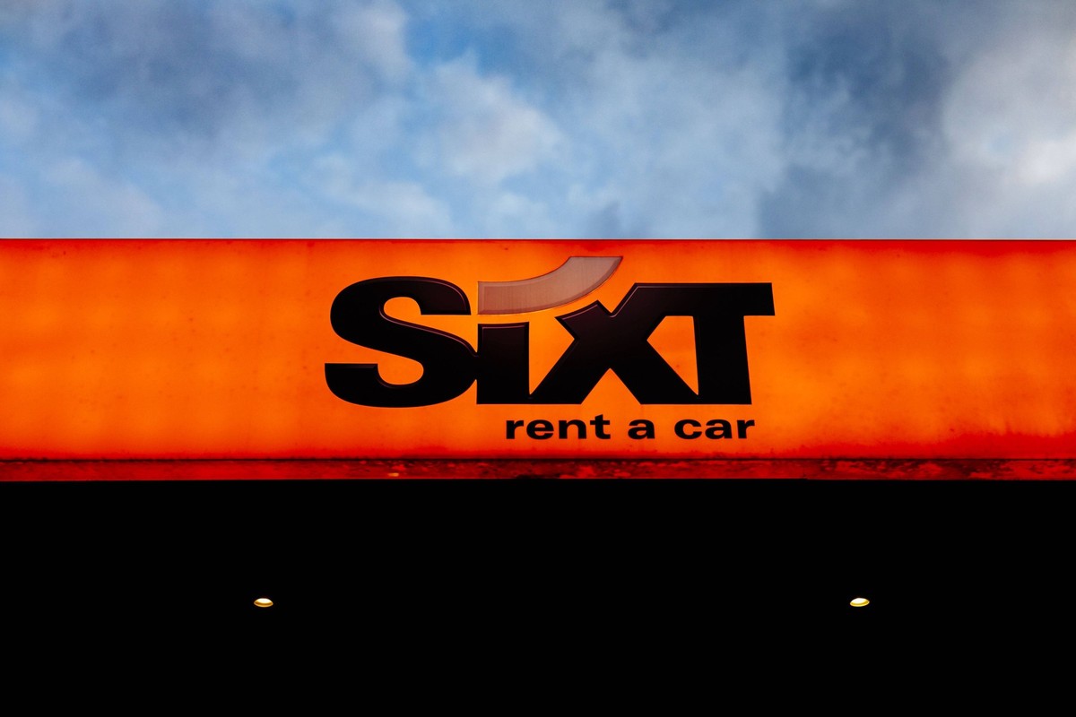 Sixt-Filiale im Abendlicht. Köln, 25.03.2018 *** Sixt branch in evening light Cologne 25 03 2018 Foto:xC.xHardtx/xFuturexImage