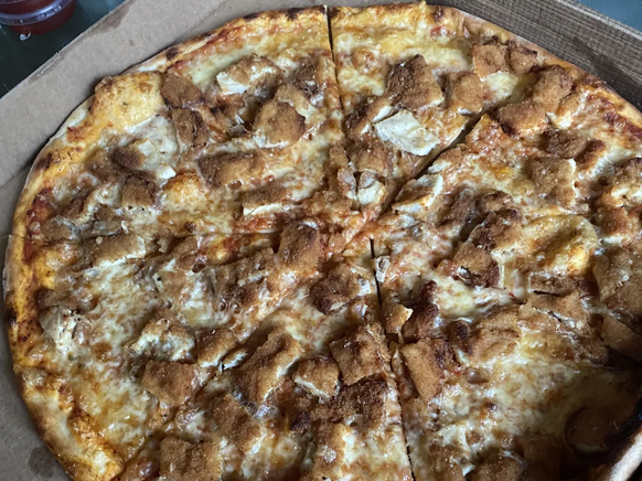 Eine Kombination von Schnitzel und Pizza sogt auf Reddit aktuell für viel Wirbel.