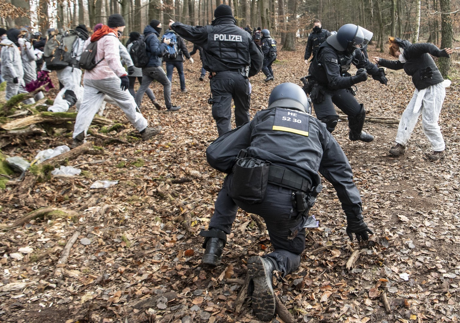 Zu Rangeleien zwischen Aktivisten und Polizei kommt es im Wald bei Dannenrod, als Demonstranten in die abgesperrte Rodungsfläche eindringen. Aktivisten wehren sich hier seit mehr als einem Jahr mit ei ...