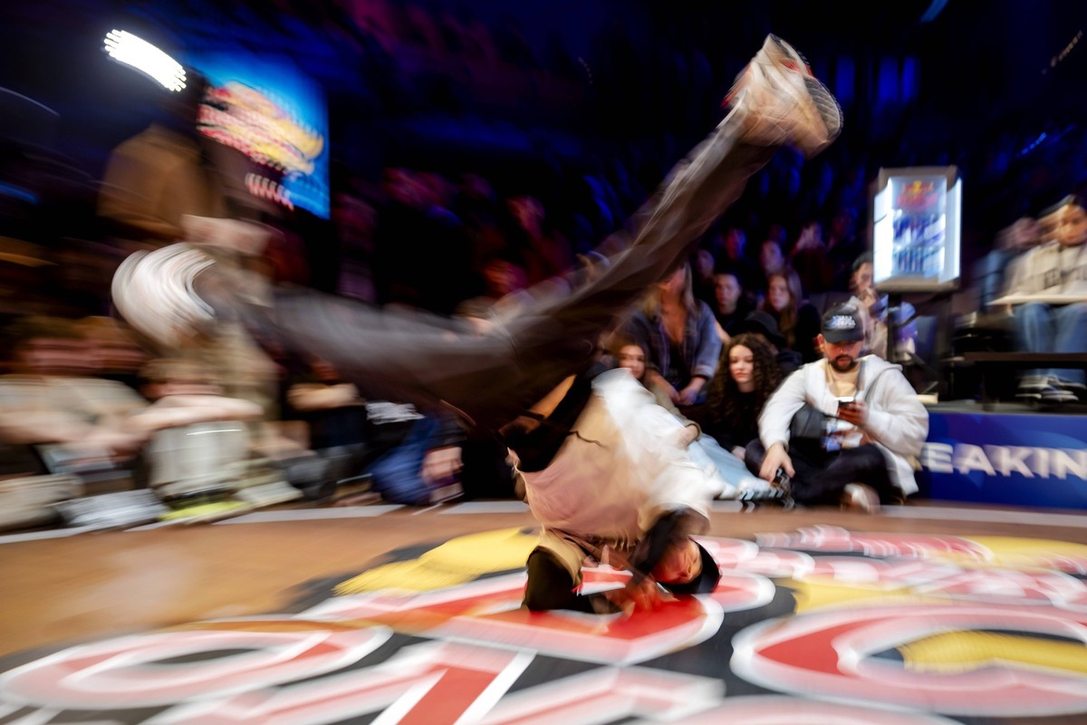 ROTTERDAM - A participant in action during the breakdance competition Red Bull BC One Cypher Holland in the TR25 Theater. During this competition, participants compete for the Dutch championship and q ...