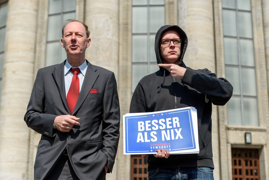 Die Spitzenkandidaten Martin Sonneborn (li., MdEP) und Nico Semsrott ( Demotivationstrainer ) der Satirepartei DIE PARTEI beim Auftakt ihrer Wahlkampagne zur bevorstehenden Europawahl am 26. Mai 2019  ...