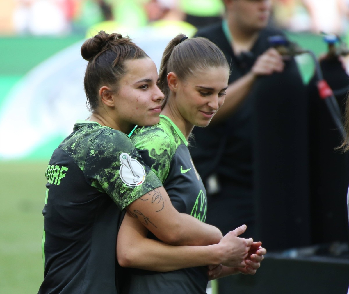 09.05.2024, xgrfx, Fussball DFB Pokal Finale 2023/24 Frauen, VfL Wolfsburg - FC Bayern M�nchen emspor, v.l. Lena Oberdorf, Jule Brand VfL Wolfsburg DFL/DFB REGULATIONS PROHIBIT ANY USE OF PHOTOGRAPHS  ...