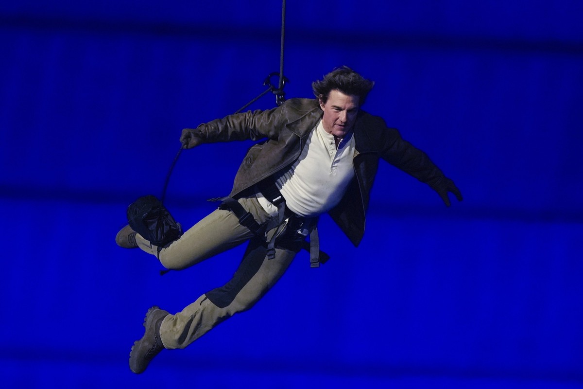Tom Cruise is lowered on the Stade de France during the 2024 Summer Olympics closing ceremony, Sunday, Aug. 11, 2024, in Saint-Denis, France. (AP Photo/Natacha Pisarenko)