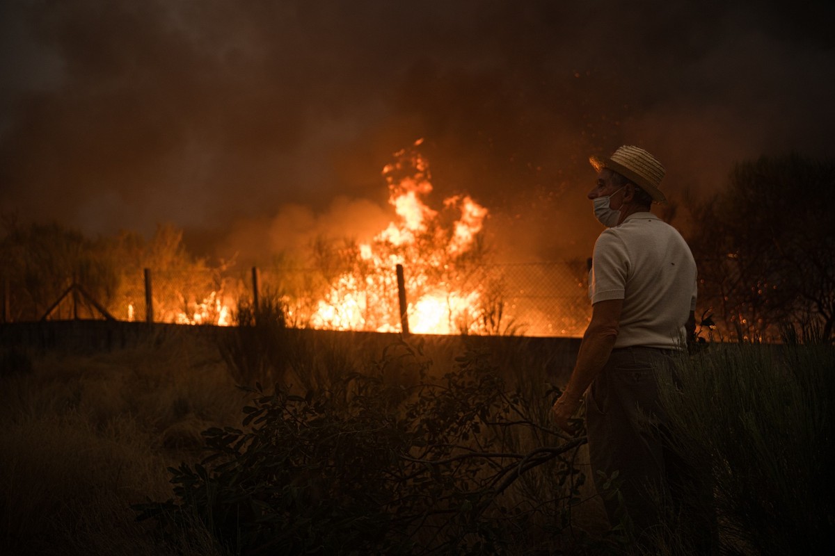 16.08.2025, Spanien, Cualedro: Ein Einwohner von Cualedro in der Provinz Ourense, Galicien, beobachten die Ausbreitung des Feuers. Foto: Elena Fernandez/ZUMA Press Wire/dpa +++ dpa-Bildfunk +++