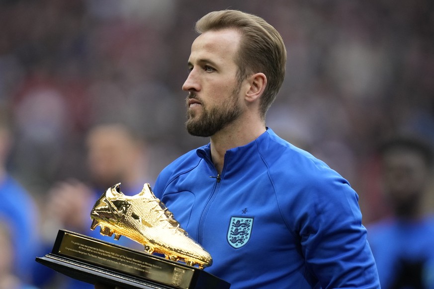 FILE - England&#039;s Harry Kane receives a trophy for the highest goal scorer of England before the Euro 2024 group C qualifying soccer match between England and Ukraine at Wembley Stadium in London, ...