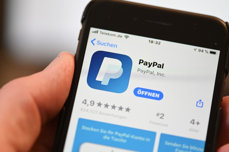 ARCHIV - 29.07.2020, Baden-Württemberg, Ravensburg: Die Applikation von PayPal ist auf einem Mobilfunkgerät zu sehen, das ein Mann in der Hand hält. PayPal gibt am 09.02.2023 Zahlen für das 4. Quartal ...