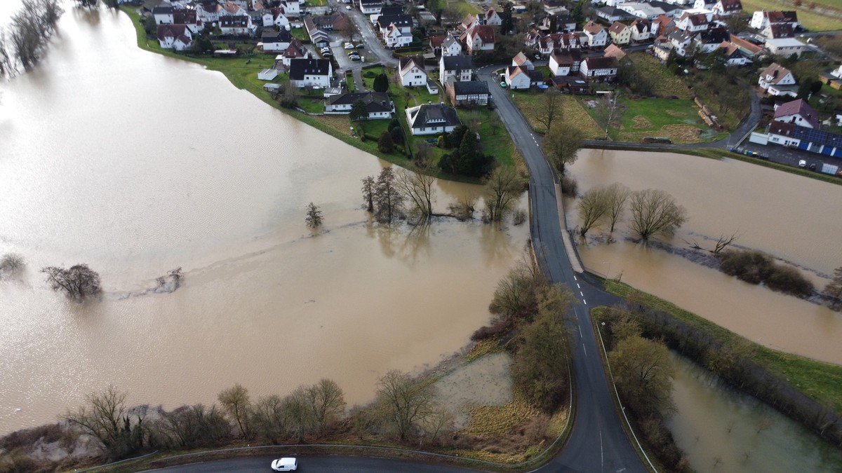 03.01.2024, Hessen, Argenstein (landkreis Marburg-Biedenkopf): Hochwasser im Landkreis Marburg-Biedenkopf. Die Lahn ist weit über ihre Ufer getreten. Die Hochwasserlage in Hessen ist angespannt. (Aufn ...