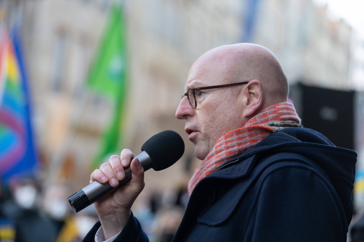 Demo StandWithUkraine DEU, Deutschland, Nordrhein-Westfalen, M�nster, 25.02.2022: Demonstration vor dem Rathaus des Westf�lischen Friedens auf dem Prinzipalmarkt. Solidarit�t mit der Ukraine, aufgeruf ...