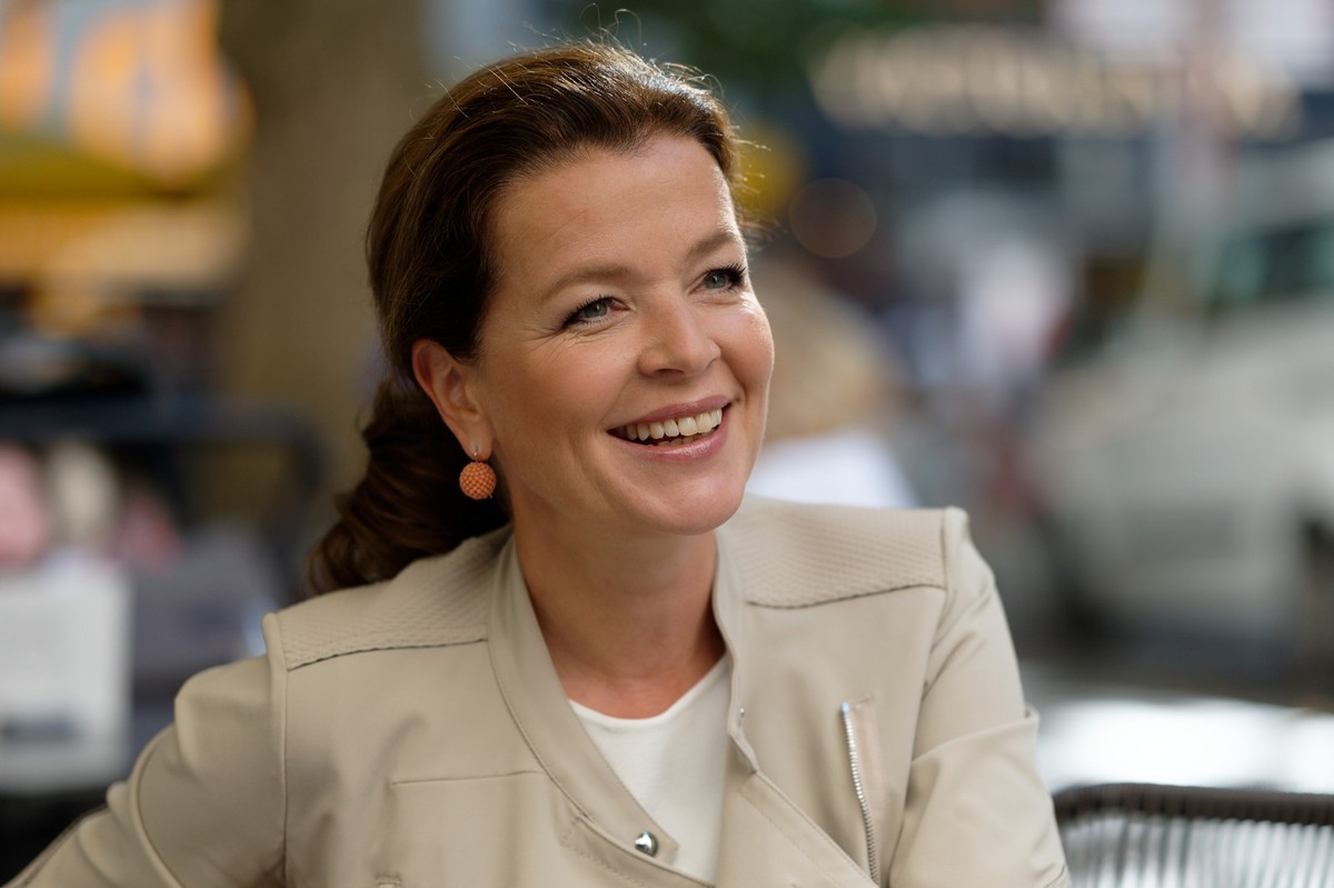 PRODUKTION - 29.08.2022, Nordrhein-Westfalen, Köln: Die Journalistin und Königshaus-Expertin Julia Melchior sitzt in einem Cafe in der Innenstadt. Melchior hält es für eine «große Tragödie», dass sich ...