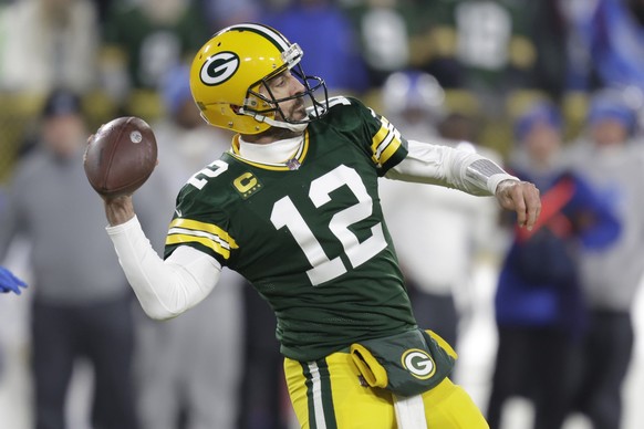 08.01.2023, USA, Green Bay: American Football: Profiliga NFL, Green Bay Packers - Detroit Lions; Hauptrunde, Hauptrunde-Partien, 18. Spieltag: Green Bay Packers-Quarterback Aaron Rodgers wirft. Foto:  ...