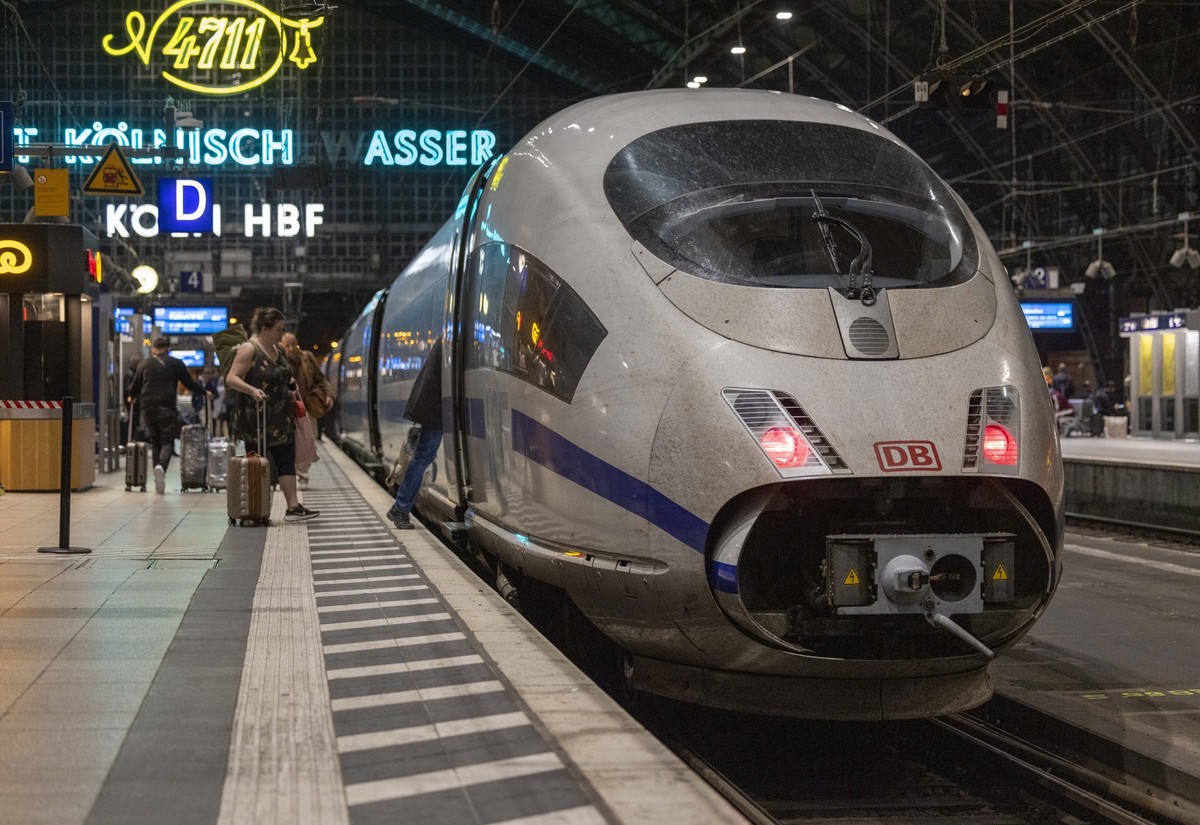 13.10.2023, Nordrhein-Westfalen, Köln: Reisende steigen auf einem Bahnsteig im Hauptbahnhof in einen ICE der Deutschen Bahn ein.Die Regierungschefinnen und Regierungschefs wollen während der Ministerp ...