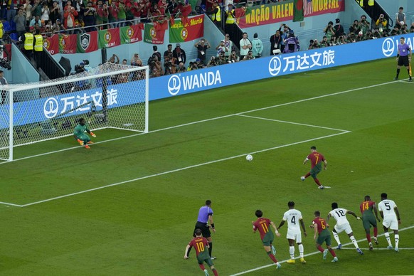 24.11.2022, Katar, Doha: Fu�ball: WM, Portugal - Ghana, Vorrunde, Gruppe H, Spieltag 1, Stadion 974, Portugals Cristiano Ronaldo schie�t einen�Strafsto� zum 1-0. Foto: Francisco Seco/AP/dpa +++ dpa-Bi ...