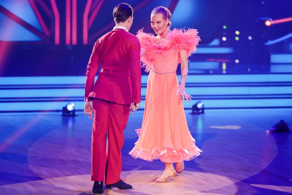 25.02.2022, Nordrhein-Westfalen, K�ln: Cheyenne Ochsenknecht, Influencerin, und Evgeny Vinokurov, tanzen in der RTL-Tanzshow &quot;Let&#039;s Dance&quot; im Coloneum. Foto: Rolf Vennenbernd/dpa +++ dp ...