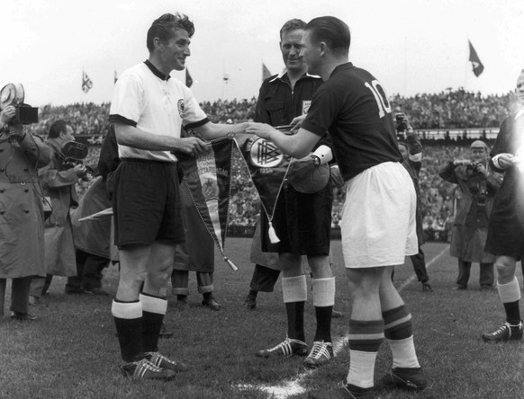 Handshake vor dem WM-Finale von 1954: Fritz Walter und Ungarns Käptn Ferenc Puskas.&nbsp;