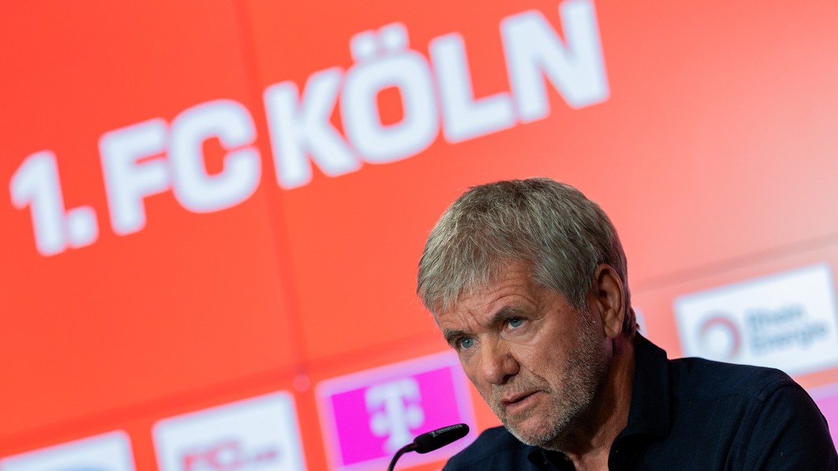 05.05.2025, Nordrhein-Westfalen, Köln: Fußball: 2, Bundesliga, Vorstellung neuer Trainer beim 1.FC Köln, RheinEnergieStadion, Kölns neuer Trainer Friedhelm Funkel kommt zur Pressekonferenz. Foto: Rolf ...
