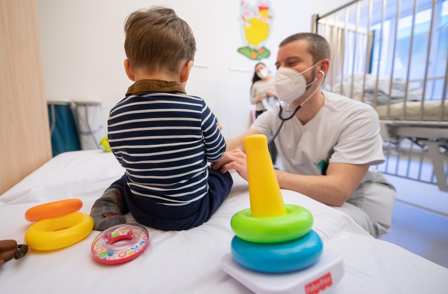 Ein Arzt untersucht im Olgahospital des Klinikums Stuttgart ein Kind.