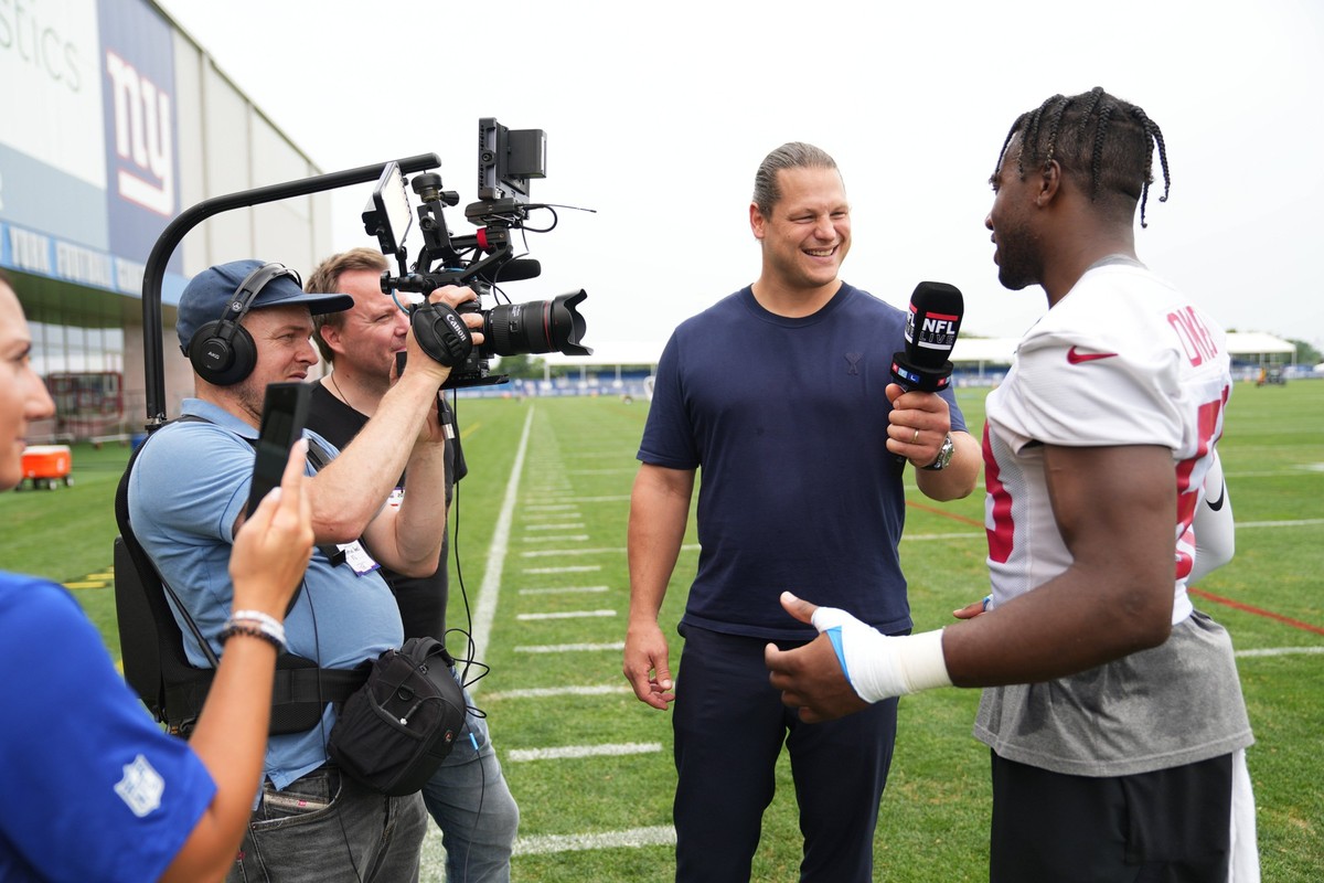 NFL, American Football Herren, USA New York Giants Training Camp Jul 25, 2024 East Rutherford, NY, USA New York Giants inside linebacker Bobby Okereke 58 interviews with former NFL player Markus Kuhn  ...