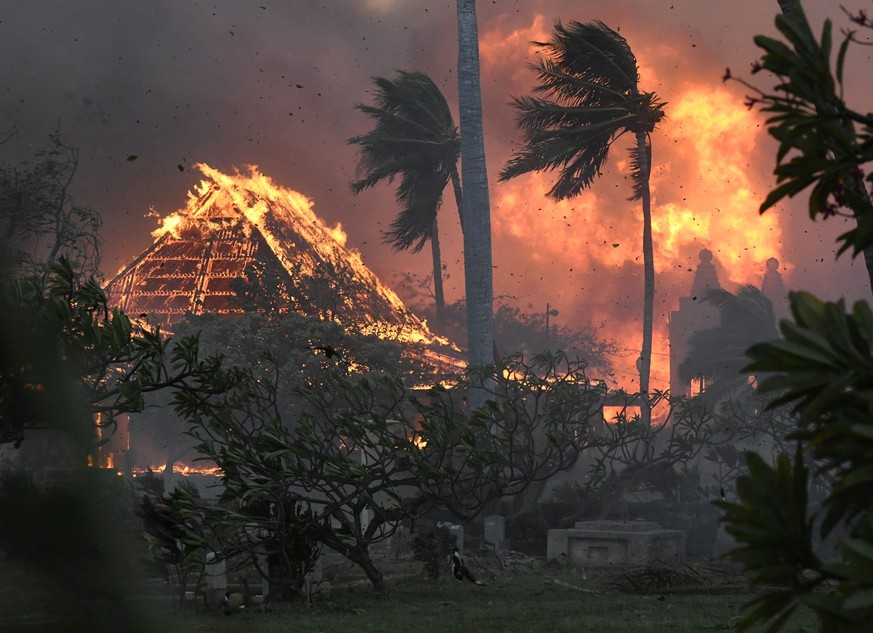 08.08.2023, USA, Lahaina: Die Halle der historischen Waiola Church in Lahaina und die nahe gelegene Lahaina Hongwanji Mission stehen am Dienstag, 8. August 2023, in Lahaina, Hawaii, in Flammen. Foto:  ...