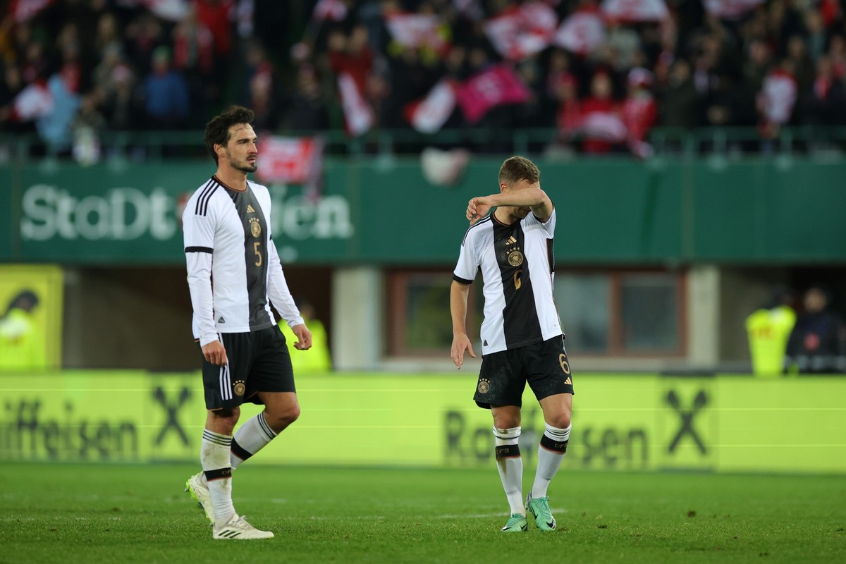 21.11.2023, �sterreich, Wien: Fu�ball: L�nderspiele, �sterreich - Deutschland, Ernst-Happel-Stadion. Deutschlands Mats Hummels (l) und Joshua Kimmich stehen nach Abpfiff entt�uscht auf dem Rasen. WICH ...