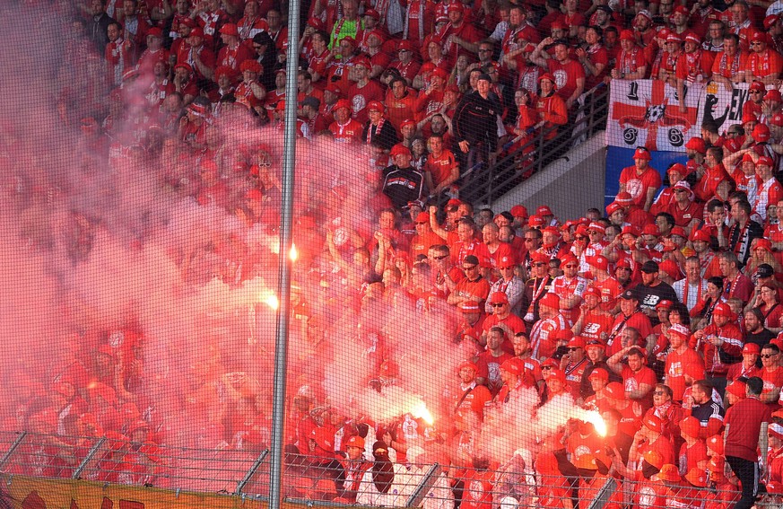 Bochum, Germany 19.05.2019, 2. Bundesliga, 34. Spieltag, VfL Bochum - 1. FC Union Berlin, Fans Union Berlin mit Pyrotechnik ( Defodi-Bochum, Germany 19.05.2019, 2. Bundesliga, 34. Spieltag, VfL Bochum ...