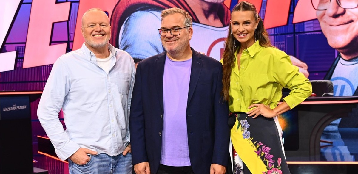 V.l.: Stefan Raab, Elton und Laura Wontorra

+++ Die Verwendung des sendungsbezogenen Materials ist nur mit dem Hinweis und Verlinkung auf RTL+ gestattet. +++