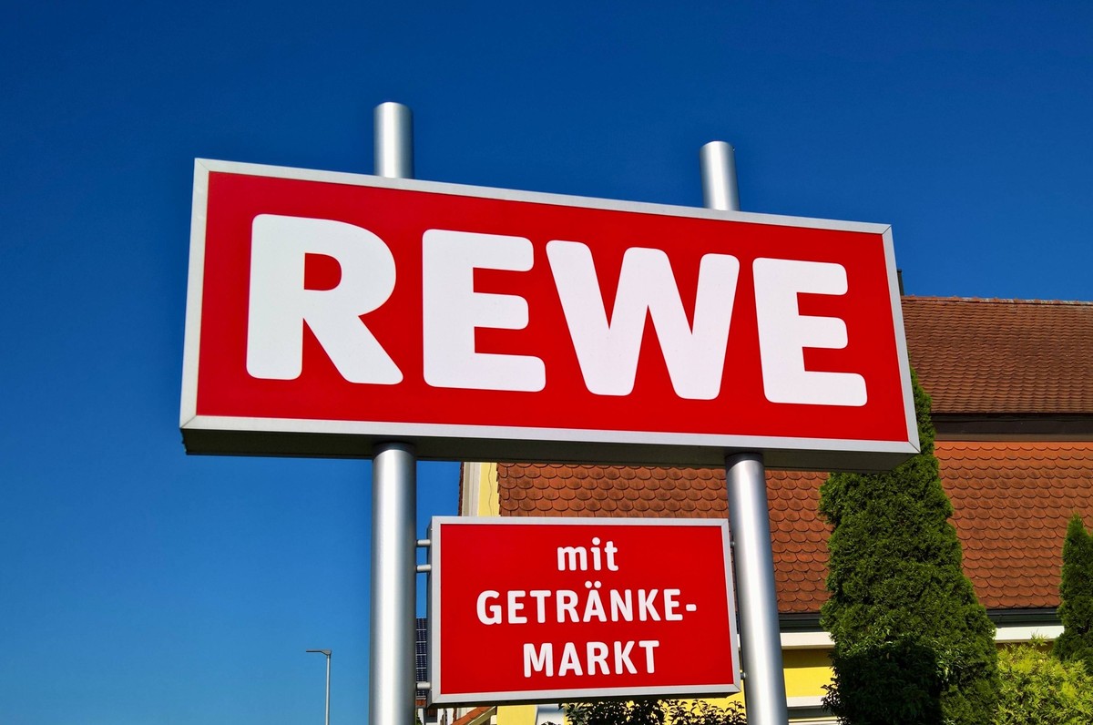Rewe, Ableitung von Revisionsverband der Westkauf-Genossenschaften. Die REWE Markt GmbH mit Sitz in Köln ist mit rund 3600 Läden der zweitgrösste Lebensmitteleinzelhändler in Deutschland nach Edeka. R ...