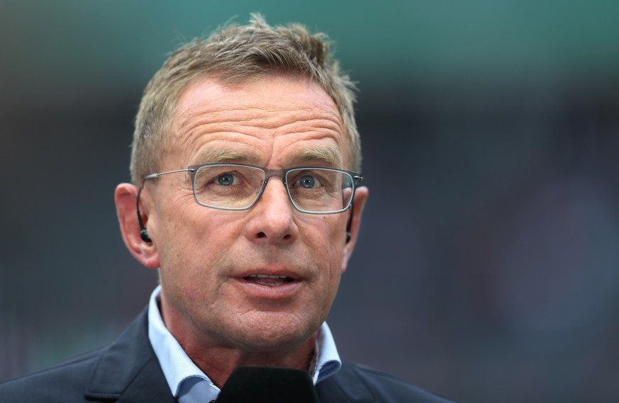 ARCHIV - 25.05.2019, Berlin: Ralf Rangnick, damaliger RB-Trainer und Sportdirektor von Leipzig, gibt vor einem Spiel ein Interview. (zu dpa &quot;Matth