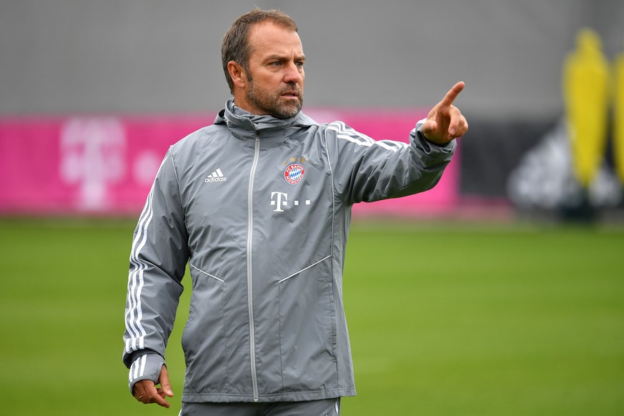 Hans Dieter Hansi FLICK Co Trainer FCB, Gestik,gibt Anweisungen, Einzelbild,angeschnittenes Einzelmotiv,Halbfigur,halbe Figur, Abschlusstraining FC Bayern Muenchen vor dem Champions League Spiel FC Ba ...