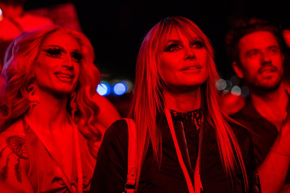 22.07.2023, Berlin: Heidi Klum (M) h�rt das Konzert von Tokio Hotel mit ihrem Partner auf der B�hne. Der Christopher Street Day findet jedes Jahr in vielen St�dten in aller Welt statt und soll an die  ...