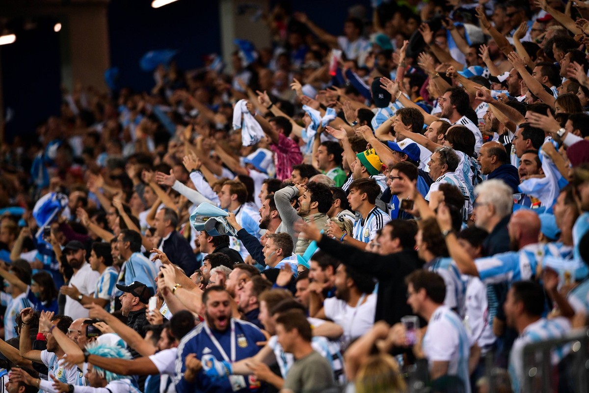 Fans shout slogans to show their support for Argentina in the Group D match against Croatia during the 2018 FIFA World Cup WM Weltmeisterschaft Fussball in Nizhny Novgorod, Russia, 21 June 2018. PUBLI ...
