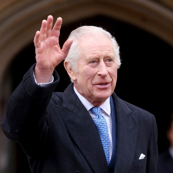 ARCHIV - 31.03.2024, Großbritannien, Windsor: König Charles III. winkt am Ostersonntag nach dem Ostergottesdienst in der St. George&#039;s Chapel auf Schloss Windsor in Berkshire der Öffentlichkeit zu ...