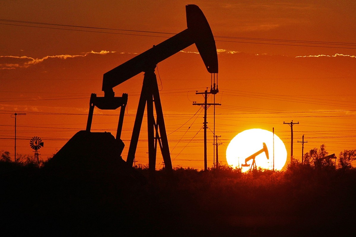 ARCHIV - 11.06.2019, USA, Permbecken: Ein Pumpe arbeitet in einem Ölfeld. Ölkonzerne wie Exxon, BP und Shell stehen in Zeiten der Energiekrise wegen ihrer Mega-Profite unter Druck. Zu Recht? Fragen un ...