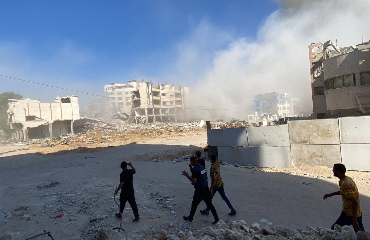 Palestinian residents conduct an search and rescue operations among the rubbles of Salah al-Din school Palestinian residents conduct an search and rescue operations among the rubbles of Salah al-Din s ...