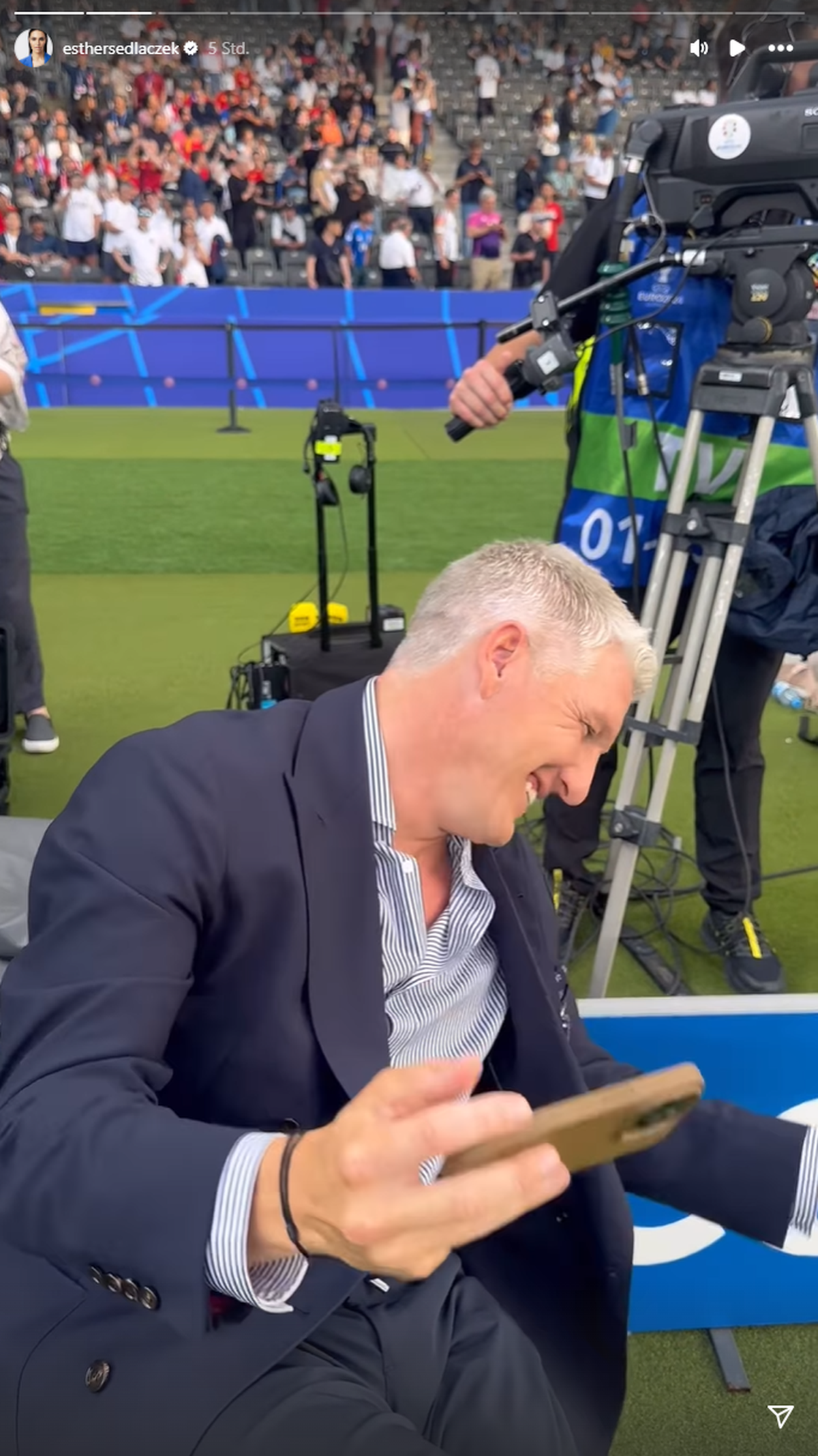Bastian Schweinsteiger peinlich berührt.