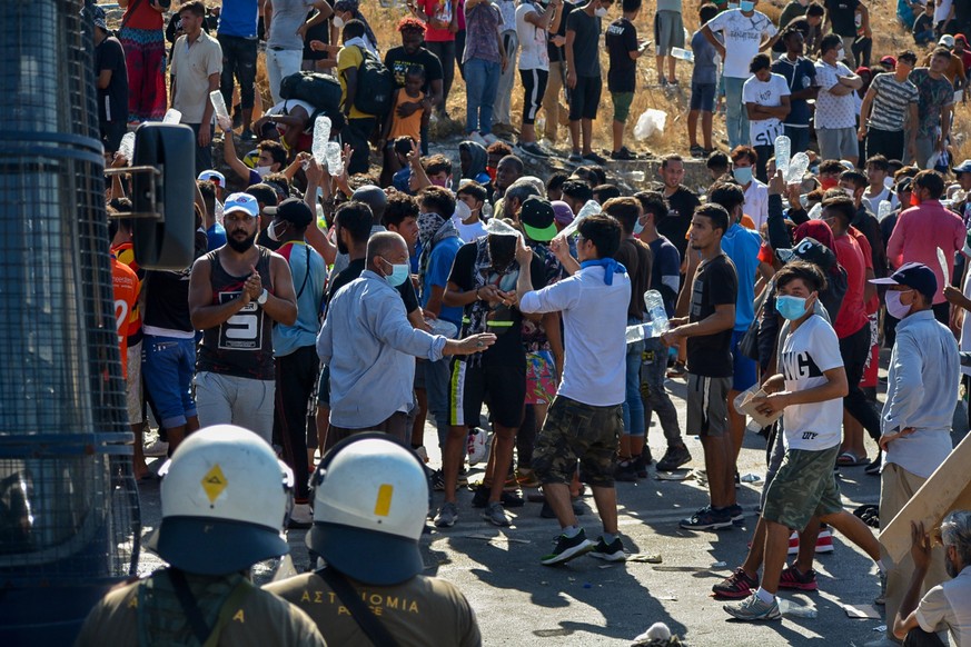 Protest von Einwanderern und Flüchtlingen, die seit den Bränden im Flüchtlingslager Moria auf der griechischen Insel Lesbos auf der Straße leben. Tausende protestierende Flüchtlinge und Migranten vers ...