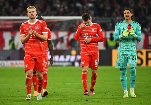 04.04.2023, Bayern, M�nchen: Fu�ball: DFB-Pokal, Bayern M�nchen - SC Freiburg, Viertelfinale, Allianz Arena. Bayerns Spieler Matthijs de Ligt (l-r), Benjamin Pavard, und Torh�ter Yann Sommer verlassen ...