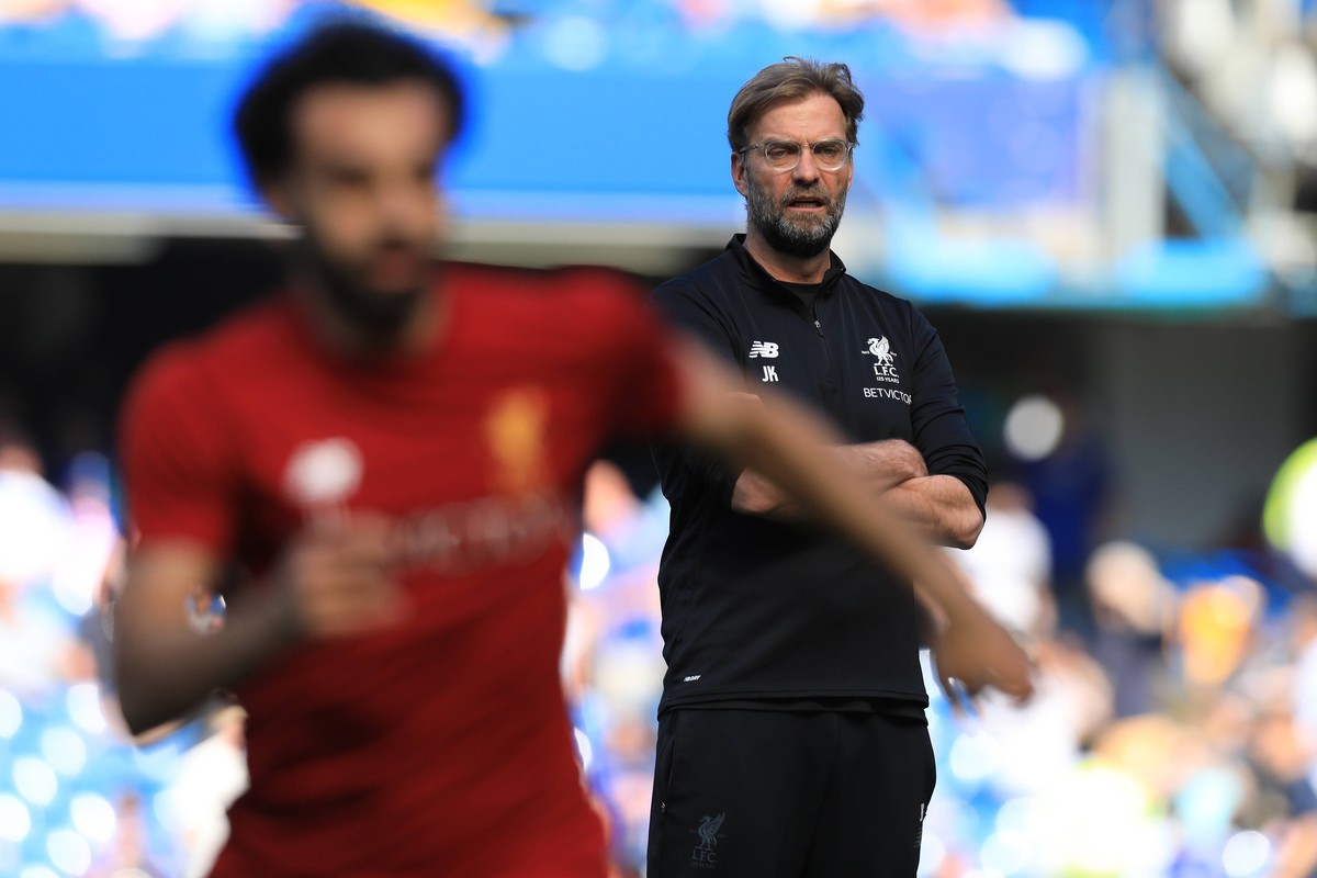 6th May 2018, Stamford Bridge, London, England; EPL Premier League football, Chelsea versus Liverpool; Liverpool Manager Jurgen Klopp observers Mohamed Salah warming up PUBLICATIONxINxGERxSUIxAUTxHUNx ...